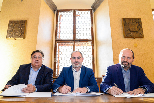 Foto z podpisu memoranda v Plzni