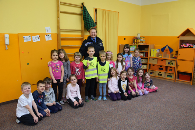 Předání vestiček v mateřské škole (Foto: Městská policie Plzeň)
