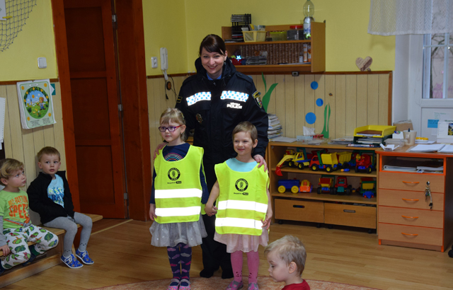 Předání vestiček v mateřské škole (Foto: Městská policie Plzeň)