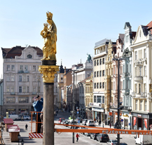 Restaurátoři provádějí průzkum mariánského sloupu na náměstí Republiky