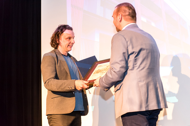 Slavnostní předání ceny z rukou náměstka Martina Baxy vítězi architektu Jiřímu Zábranovi