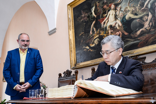 Primátor Martin Zrzavecký dnes na plzeňské radnici přijal velvyslance Japonska