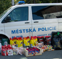 Strážníci městské policie se složili na dárky pro opuštěná zvířata