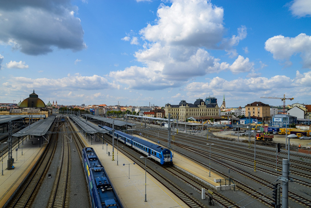 Stavba nového přestupního uzlu v Šumavské ulici v Plzni sousedí s Hlavním ČD nádražím (foto: M. Pecuch)