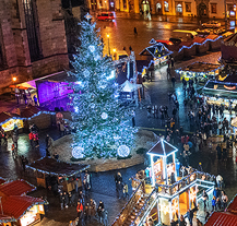 Vánoční strom na náměstí se rozzářil