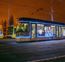V Plzni se mohou cestující svézt Vánoční tramvají