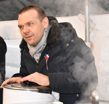 Primátorský punč a cukroví dnes v Plzni ochutnaly stovky lidí