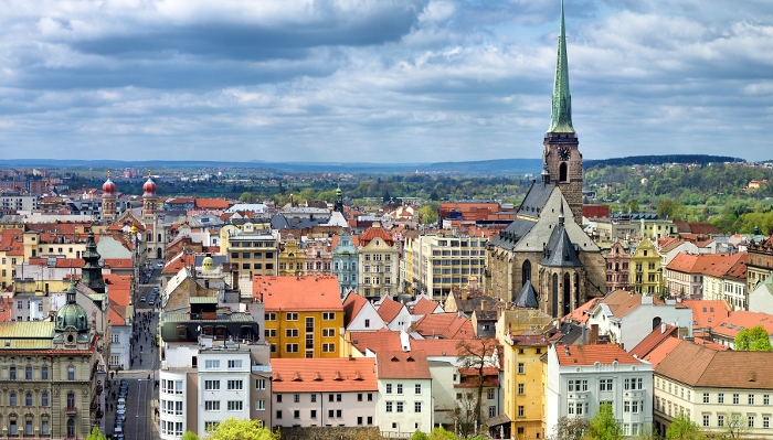 Pohled z výšky na katedrálu sv. Bartoloměje a historické centrum Plzně