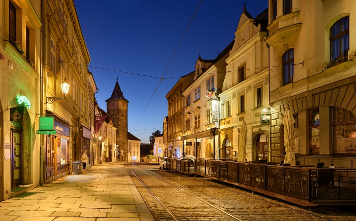 Večerní pohled do jedné z plzeňských romantických uliček