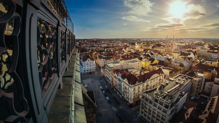 Pohled na Plzeň z nejvyšší kostelní věže v Česku