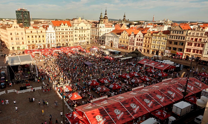 Během Gambrinus dne se centrum Plzně promění v jednu velkou pivní zahrádku