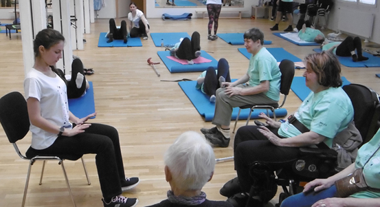 Společným cvičením bojovali účastníci maratonu proti roztroušené skleróze