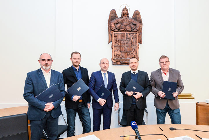 Programové prohlášení podepsali (zleva): za ČSSD Martin Zrzavecký, za TOP 09 Petr Suchý, za ANO 2011 Roman Zarzycký, primátor Martin Baxa (ODS), za ODS David Šlouf
