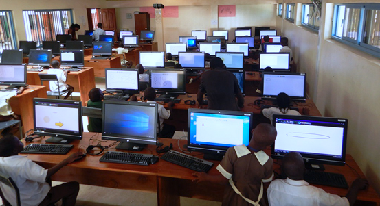 Město darovalo použité počítače do Afriky, pomohou dětem z chudých poměrů