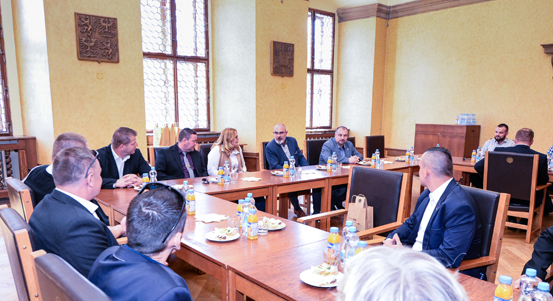 Odboráři z polské věznice navštívili radnici, chtějí i na stadion