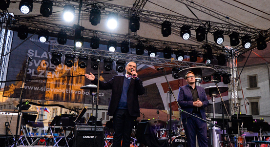 První den Slavností svobody nabídl pietní akty i koncert filharmonie