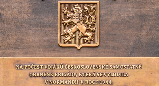 V Arromanches v Normandii odhalí Plzeň pamětní desku Československé samostatné obrněné brigádě