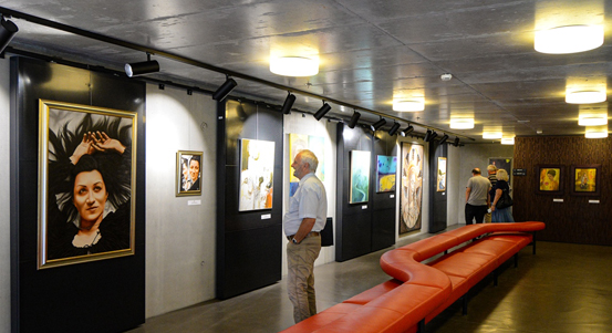 Novou scénu plzeňského divadla zaplnila díla regionálních umělců