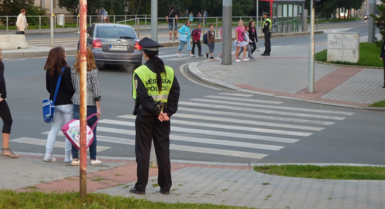 Při prvním školním dnu dohlédnou strážníci u škol na bezpečnost