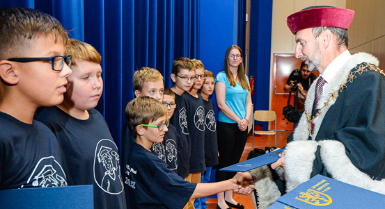 Absolventi letních škol JuniorFEL obdrželi diplomy