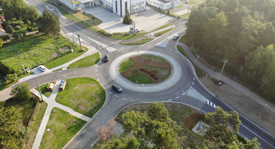 V ulici 28. října je nová okružní křižovatka