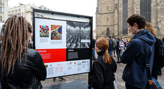 Na náměstí v Plzni je možné cestovat v čase do dob totality