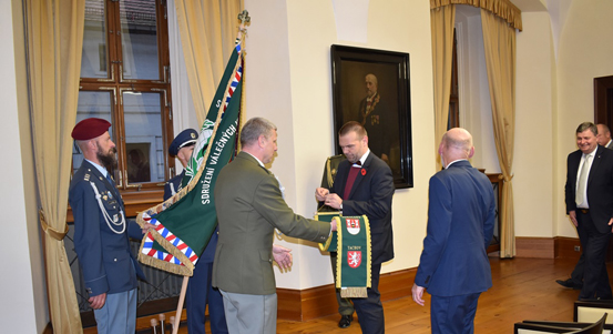 Primátor a starostové ocenili stuhou veterány ze zahraničních misí