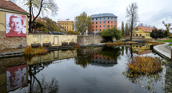 Srdíčkový Havel je k vidění v plzeňské Mlýnské strouze