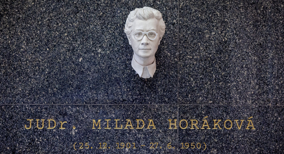 Ve foyer krajského úřadu byla odhalena busta Milady Horákové