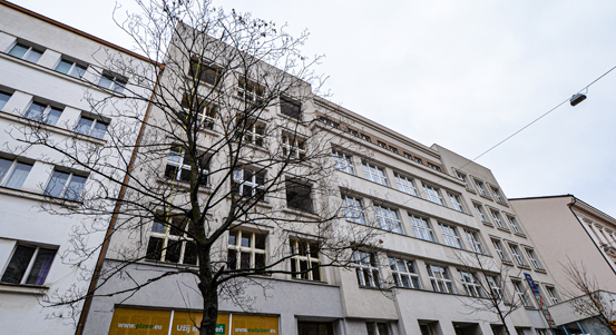 Magistrátní budova ve Škroupově 5 omezuje provoz, mění se okna a výkladce