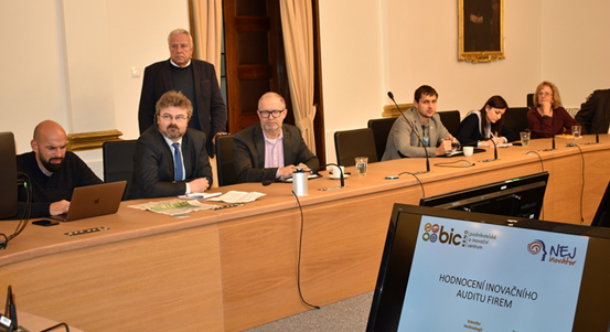 Plzeň vyhlásila soutěž o nejinovativnější firmu v regionu, auditoři se školili na plzeňské radnici