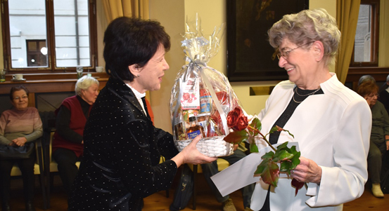 Vítězové plaveckého přeboru seniorů si na radnici převzali ocenění