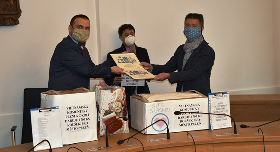 Zástupci vietnamské komunity předali Plzni 1700 roušek a 300 tisíc korun