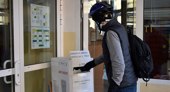 V Plzni začaly zápisy do prvních tříd, letos výjimečně bez dětí