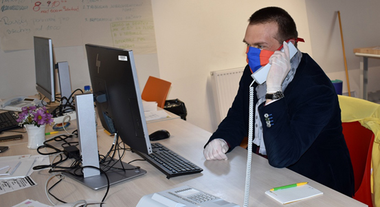 Kontaktní centrum odbavilo tisíce hovorů, dobrovolníci pomáhají seniorům s nákupy