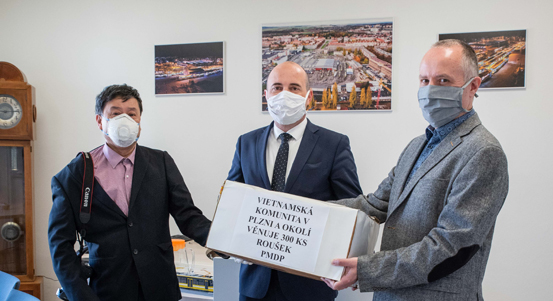 Vietnamská komunita darovala roušky Plzeňským městským dopravním podnikům