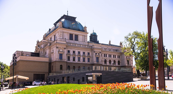 Už 120 let zní potlesk ve Velkém divadle. Výročí připomíná výstava. Konal se také slavnostní večer s předáním Cen ředitele Divadla J. K. Tyla