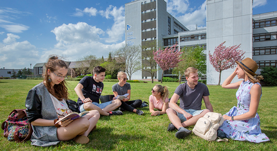 Stipendium primátora města Plzně získalo deset vynikajících studentů plzeňských škol