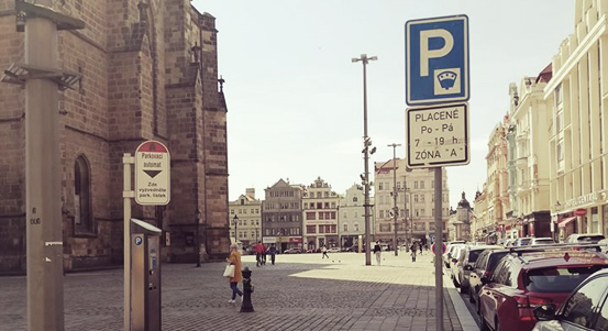 Poskytovatelé zdravotních a sociálních služeb budou v Plzni parkovat za zvýhodněnou cenu
