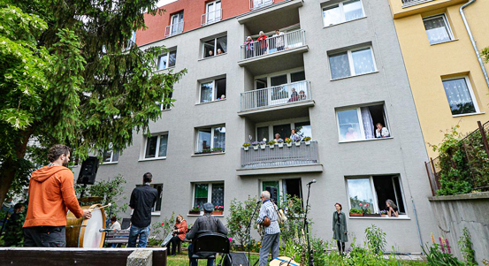 Divadlo Alfa se představilo seniorům na Slovanech a na Lochotíně