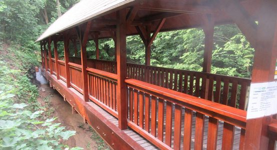 Turistům na naučné stezce v Zábělé slouží opravená lávka