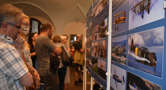 Výstava v mázhauzu radnice mapuje historii letectví v Plzni