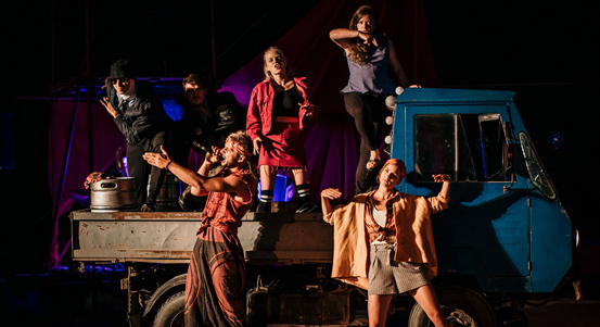 Divadelní léto vyvrcholí Posledním zrnkem písku