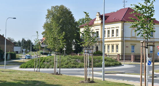 Radobyčice mají opravenou Dlážděnou ulici, vznikla nová okružní křižovatka