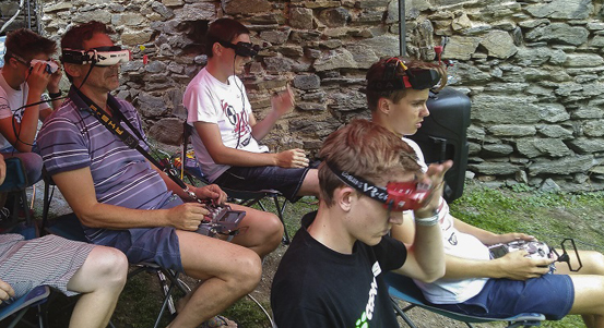 Piloti závodních dronů se utkali na historické zřícenině hradu Buben u Plzně