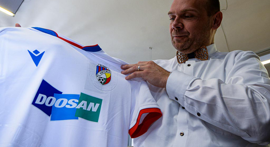 Viktoriáni darovali primátorovi nový dres. Jsou hrdí na své město