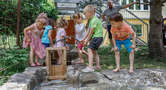 Děti místo květin pro pedagogy poslaly peníze na Moravu