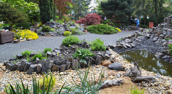 Na Mikulášském náměstí probíhá výstava skalniček