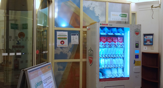 Klienti magistrátu si mohou pořídit roušku přímo na úřadu z automatu