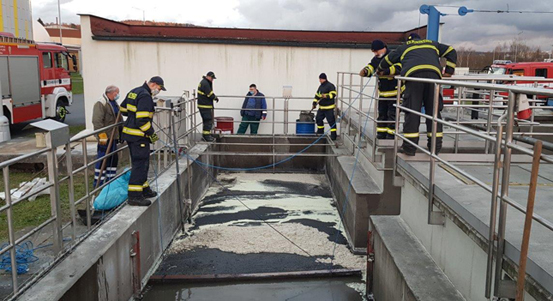 Vodárna spolu s hasiči řešila únik ropných látek do kanalizace